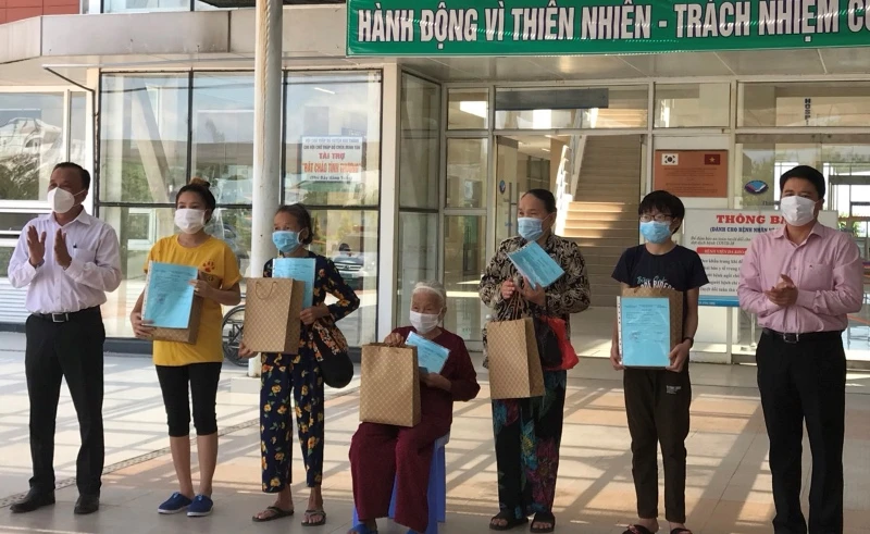 Bệnh viện đa khoa T.Ư Quảng Nam trao giấy ra viện cho các BN khỏi bệnh. 