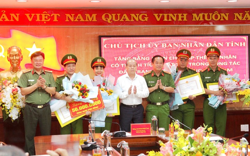 Chủ tịch UBND tỉnh Phan Ngọc Thọ tặng Bằng khen cho hai tập thể, ba cá nhân đạt thành tích xuất sắc và thưởng nóng Ban chuyên án 50 triệu đồng.