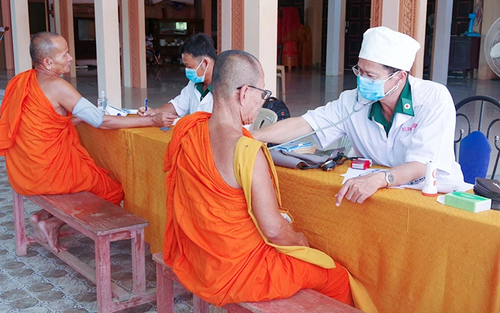 Quân y Bộ đội Biên phòng khám bệnh cho các vị sư sãi chùa Khmer ở xã Lạc Hòa, thị xã Vĩnh Châu (Sóc Trăng).
