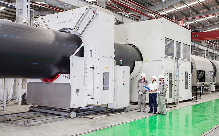 Kiểm tra công tác vận hành dàn máy sản xuất ống HDPE có đường kính 2.000 mm tại Công ty Nhựa Tiền Phong.