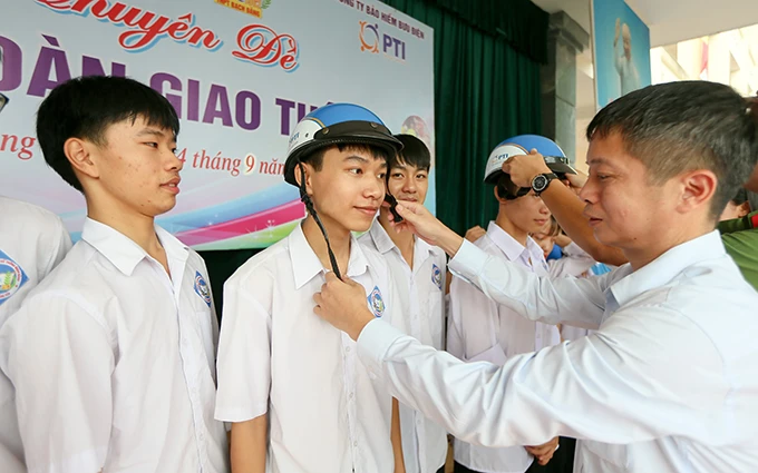 Tặng mũ bảo hiểm cho học sinh Quảng Yên