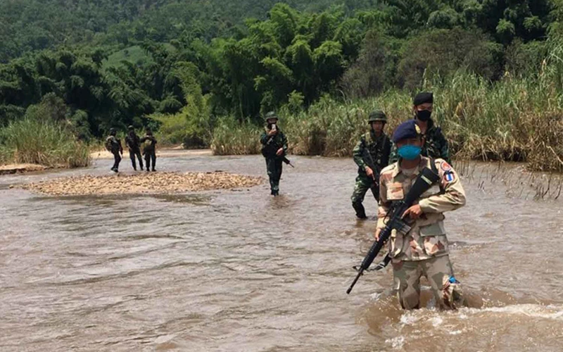 Lực lượng an ninh Thái Lan tuần tra trên con sông giáp biên giới với Myanmar trong nỗ lực ngăn chặn những người nhập cảnh trái phép từ quốc gia láng giềng. Ảnh: Bangkok Post