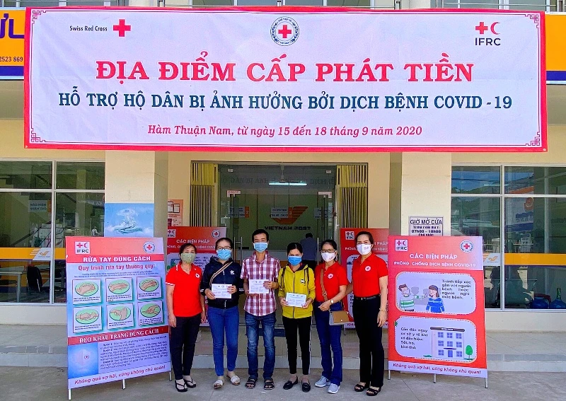 Các hộ dân ở huyện Hàm Thuận Nam (Bình Thuận), nhận tiền hỗ trợ từ Dự án ứng phó dịch bệnh Covid-19.