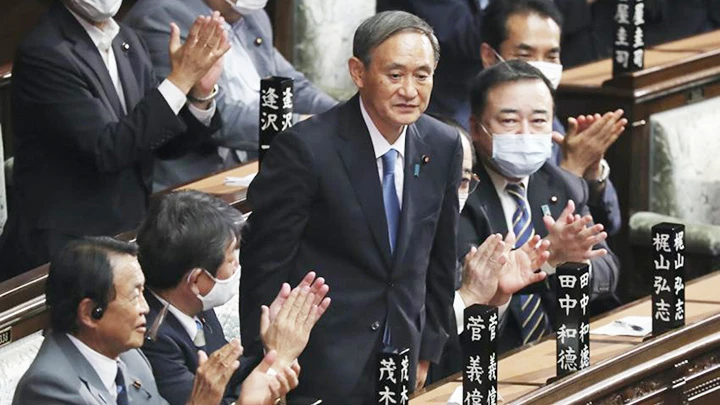 Các nghị sĩ chúc mừng tân Thủ tướng Nhật Bản, ông Suga. Ảnh: JAPAN TODAY