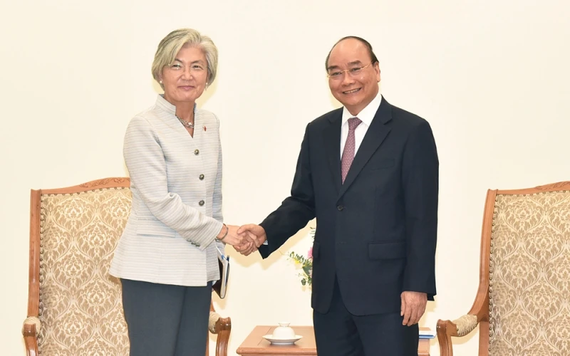 Thủ tướng Nguyễn Xuân Phúc tiếp Bộ trưởng Ngoại giao Hàn Quốc Kang Kyung-wha thăm chính thức Việt Nam.