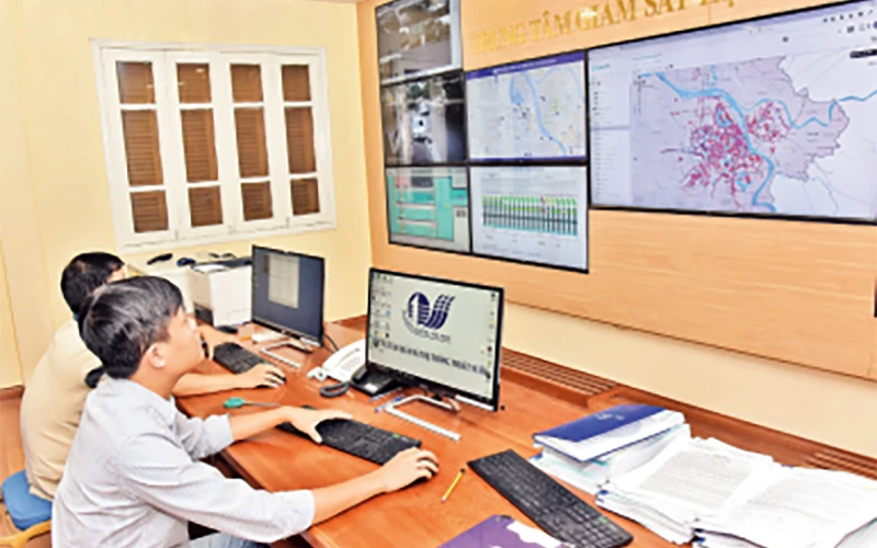 Ứng dụng công nghệ thông tin trong công tác vận hành, phòng, chống, cảnh báo các điểm ngập úng… tại Trung tâm giám sát hệ thống thoát nước Hà Nội.