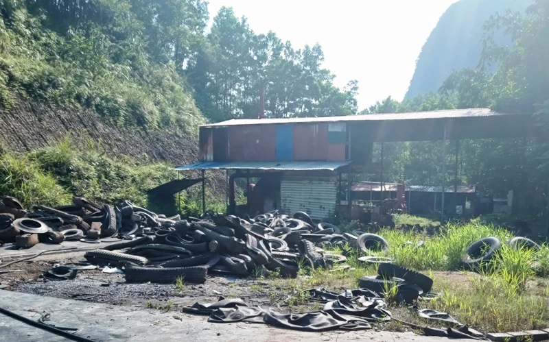 Xưởng tái chế dầu DO ở xóm Làng Giai, xã La Hiên gây ô nhiễm môi trường và sử dụng đất trái phép.