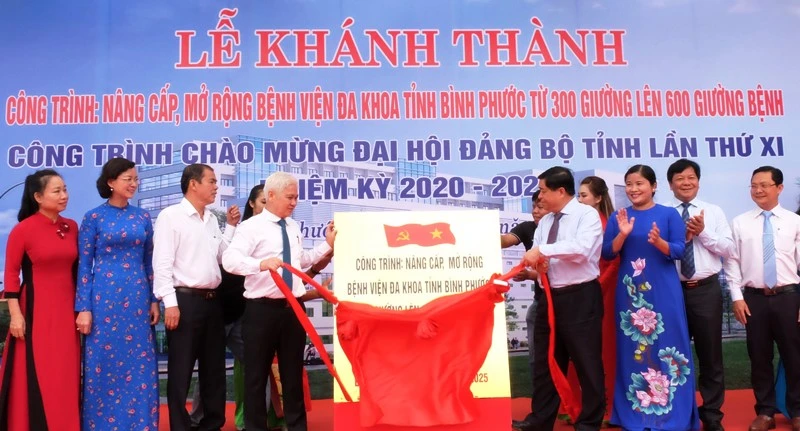 Lãnh đạo tỉnh Bình Phước và Bộ Kế hoạch Đầu tư thực hiện nghi thức gắn bảng khánh thành công trình. 
