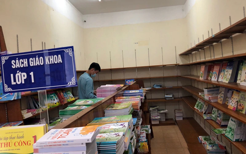 Nhà sách của Công ty cổ phần Sách và Thiết bị trường học Hà Nội (45 phố Lý Thường Kiệt, Hà Nội) đang thiếu rất nhiều đầu sách giáo khoa (Ảnh chụp ngày 11-9-2020).
