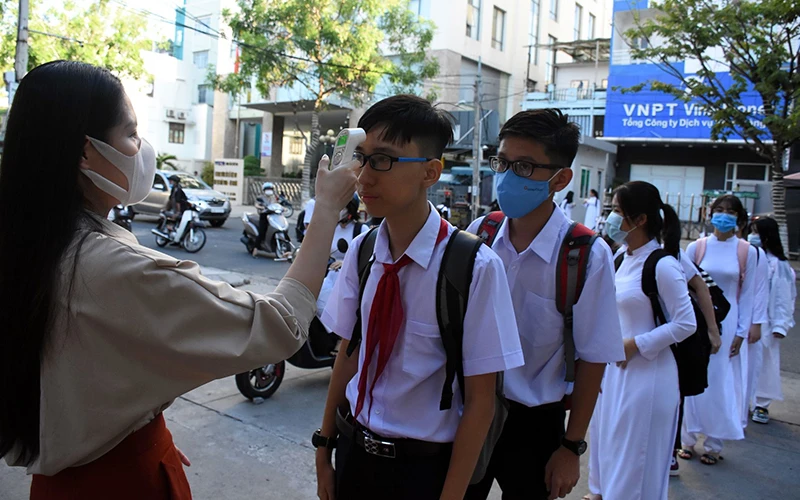 Ðo thân nhiệt cho học sinh tại Trường THPT Trần Phú (Ðà Nẵng).
