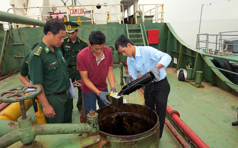 Lực lượng Bộ đội Biên phòng tỉnh Bà Rịa - Vũng Tàu tiến hành kiểm tra tàu vận chuyển có dấu hiệu mua bán xăng dầu trái phép trên biển.