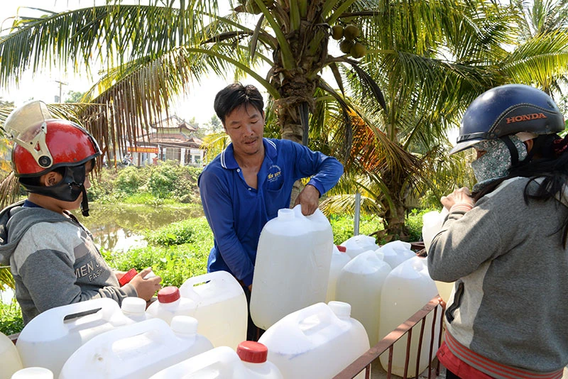 Người dân Tiền Giang dùng nhiều vật dụng để lấy nước ngọt về tưới cho cây trồng trong mùa khô 2019-2020 vừa qua.