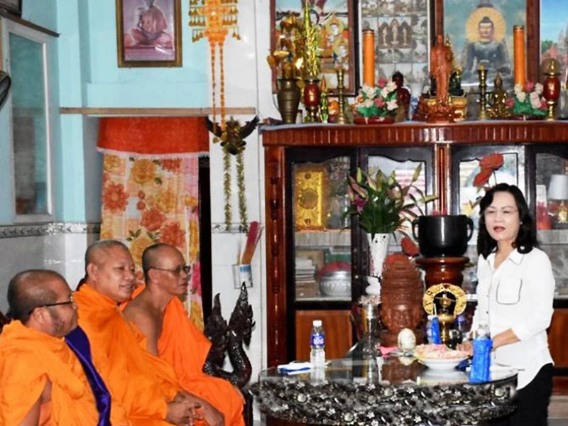 Nhân dịp lễ Đôn-ta, Tết Chnăm Thmây của đồng bào Khmer, nhiều cán bộ lãnh đạo ở Trung ương và tỉnh Bạc Liêu đến thăm, tặng quà các vị sư sãi tại các chùa.