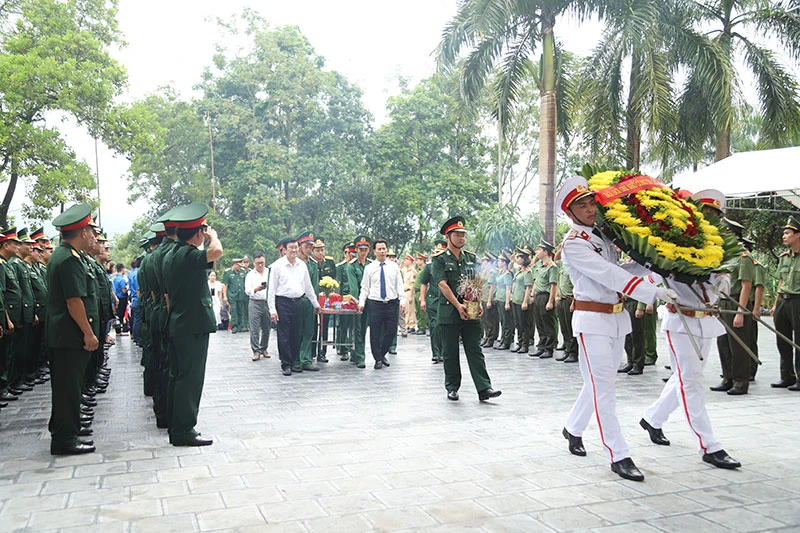 Nguyên Chủ tịch nước Trương Tấn Sang và các đồng chí lãnh đạo tỉnh tham gia lễ truy điệu và an táng hài cốt liệt sĩ.