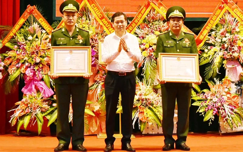 Đại diện lãnh đạo Bộ chỉ huy BĐBP tỉnh Lạng Sơn và hai cá nhân được tặng Huân chương chiến công Hạng nhì.