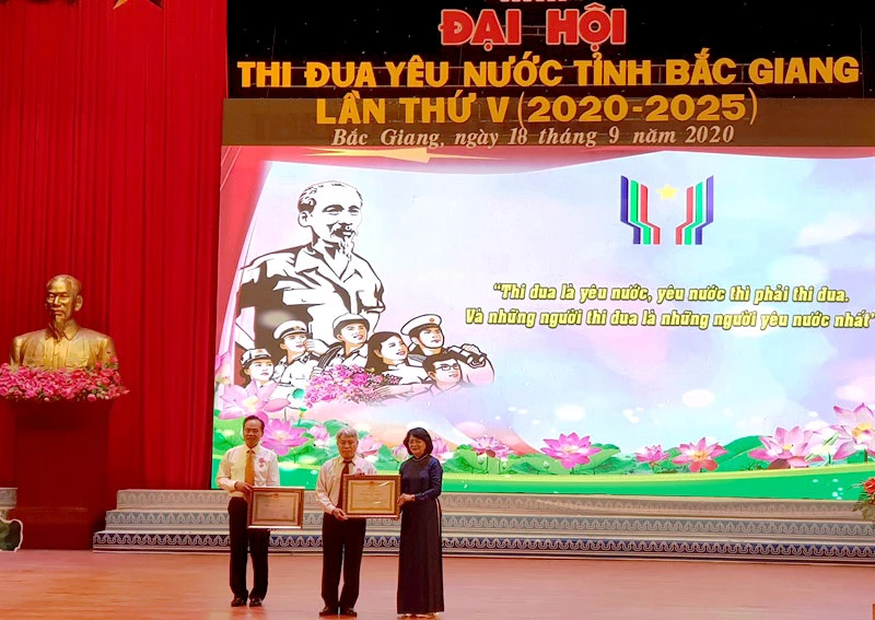 Đồng chí Đặng Thị Ngọc Thịnh trao Huân chương Lao động cho các đồng chí Bùi Văn Hạnh (ngoài cùng, bên trái) và Từ Minh Hải (ở giữa).