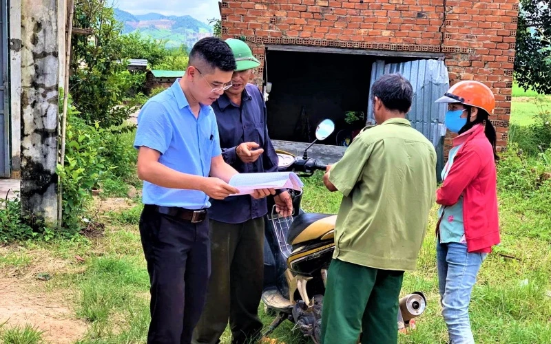 Cán bộ Sở LĐ, TB và XH tỉnh Đắk Lắk kiểm tra, xác minh các trường hợp có hoàn cảnh khó khăn ở thôn 6B, xã Cư Elang nhưng không được nhận tiền hỗ trợ Covid-19.
