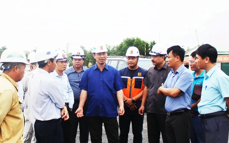 Thứ trưởng Lê Đình Thọ trao đổi chuyên môn với các đơn vị quản lý, giám sát, nhà thầu thi công dự án đoạn huyện Cam Lộ, tỉnh Quảng Trị.