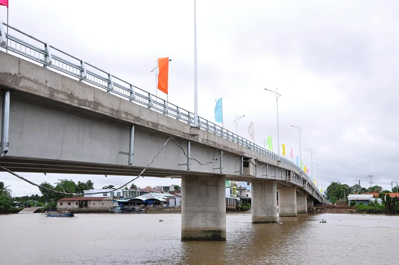 Cầu Ngũ Hiệp nối xã Long Trung và cù lao Ngũ Hiệp (huyện Cai Lậy).