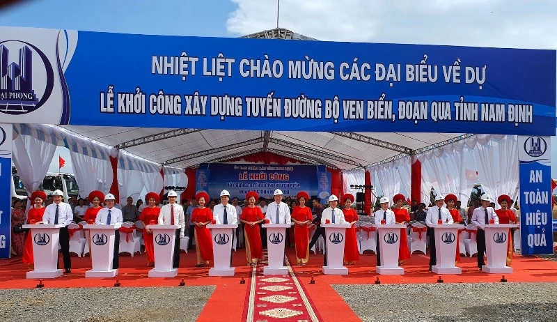 Các đại biểu nhấn nút khởi công dự án xây dựng tuyến đường bộ ven biển đoạn qua tỉnh Nam Định.