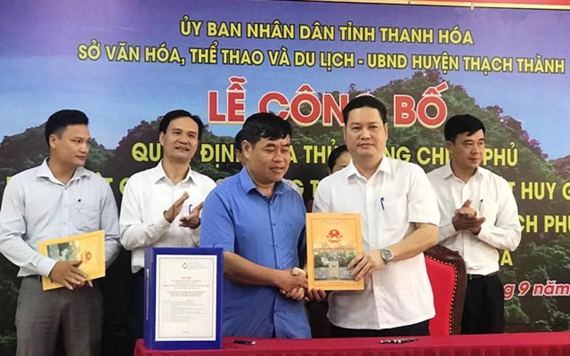 Thừa ủy quyền của Thủ tướng Chính phủ, lãnh đạo Sở Văn hóa-Thể thao và Du lịch Thanh Hóa trao quyết định quy hoạch tổng thể cho huyện Thạch Thành.