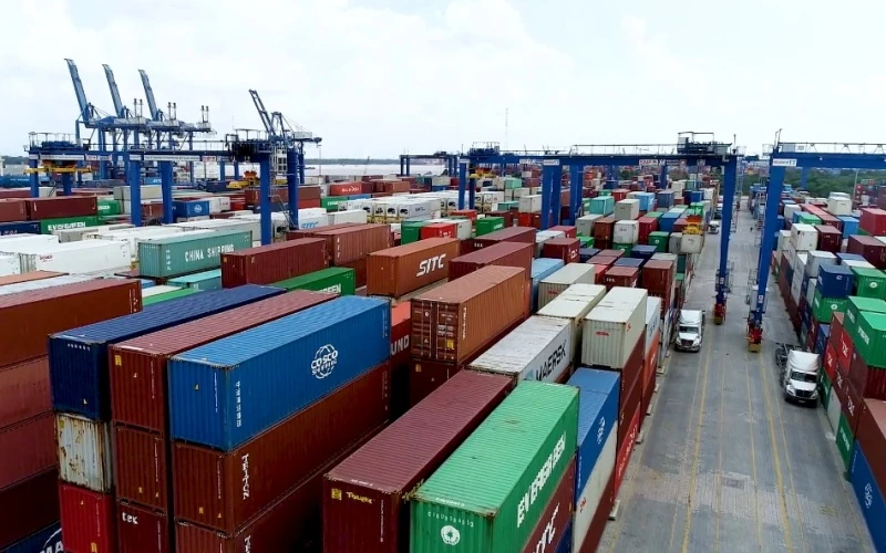 Các container hàng hóa tại cảng Cát Lái (TP Hồ Chí Minh).