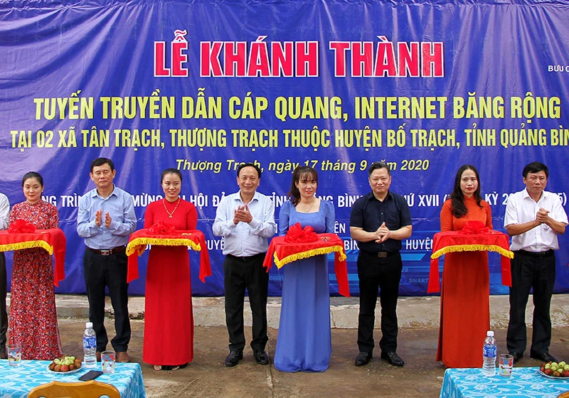 Lãnh đạo tỉnh Quảng Bình cắt băng khai trương đường truyền internet lên vùng biên giới Bố Trạch.