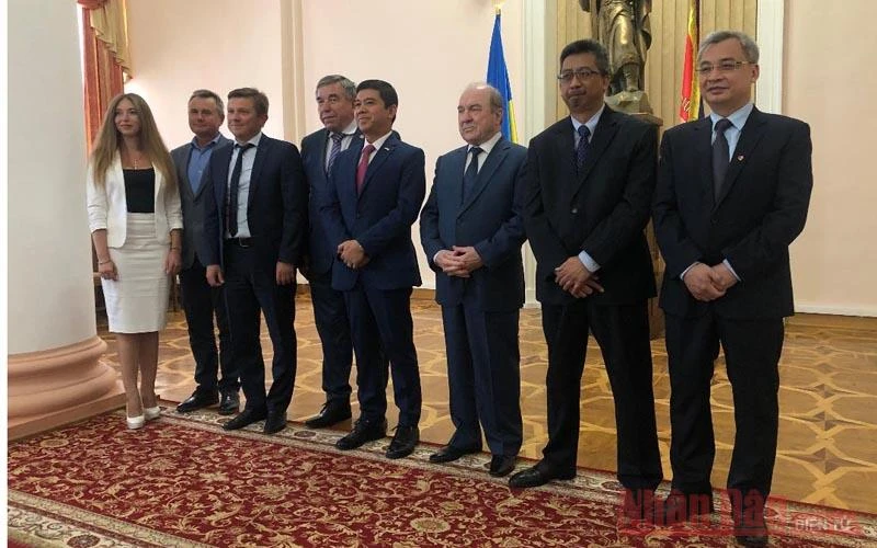 Đại sứ Việt Nam tại Ukraine Nguyễn Anh Tuấn (ngoài cùng bên phải) chụp ảnh lưu niệm cùng các đại biểu tại cuộc họp