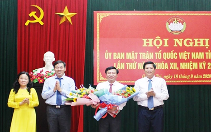 Phó Bí thư Thường trực Tỉnh ủy Quảng Trị Nguyễn Đăng Quang( bên trái) tặng hoa chúc mừng ông Đào Mạnh Hùng.