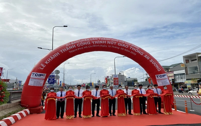 Lãnh đạo UBND TP Hồ Chí Minh và các sở, ngành tham dự Lễ khánh thành toàn bộ công trình nút giao thông An Sương.