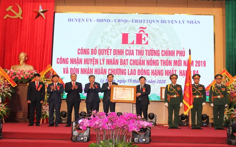 Phó Thủ tướng Chính phủ Trịnh Đình Dũng trao Huân chương Lao động hạng Nhất cho huyện Lý Nhân. 