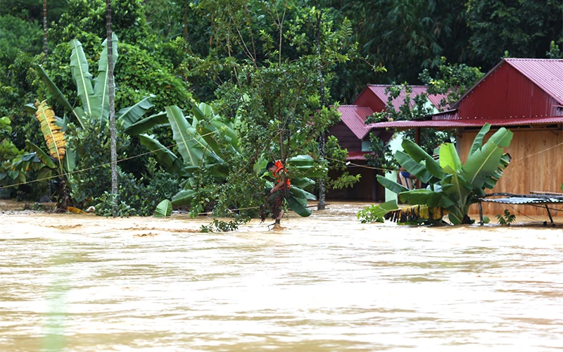 Nước lũ gây ngập nhà dân ở thị trấn Prao, huyện Đông Giang (Quảng Nam).Ảnh: TẤN NGUYÊN