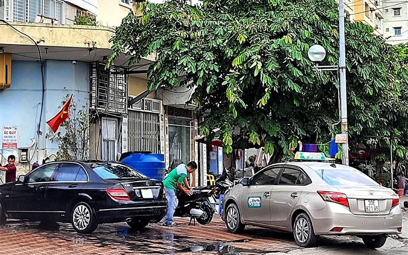 Nhiều hộ dân kinh doanh dịch vụ ở nhà N1, N4 Đồng Tàu, phường Thịnh Liệt, quận Hoàng Mai thấp thỏm vì quyết định thu hồi của UBND thành phố Hà Nội.