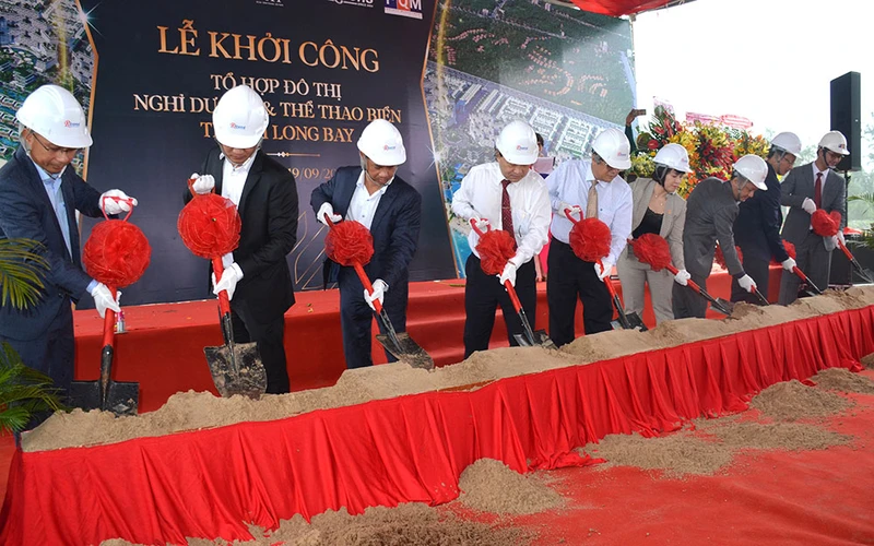 Đại diện lãnh đạo tỉnh Bình Thuận cùng chủ đầu tư và các đối tác thực hiện nghi lễ khởi công Dự án.