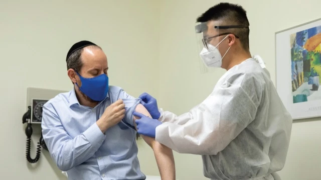Giáo sĩ Do thái người Mỹ Shmuel Herzfeld tình nguyện tiêm thử nghiệm lâm sàng vaccine Covid-19. Ảnh: Getty Images.