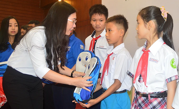 Bí thư Tỉnh ủy Quảng Ngãi Bùi Thị Quỳnh Vân trao học bổng cho học sinh nghèo vượt khó học tốt.