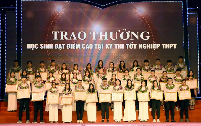 Nghệ An tuyên dương học sinh đạt giải quốc tế, quốc gia và đạt điểm cao trong kỳ thi tốt nghiệp THPT