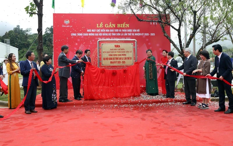 Gắn biển công trình chào mừng Đại hội Đảng bộ tỉnh Sơn La lần thứ XV nhiệm kỳ 2020 – 2025.
