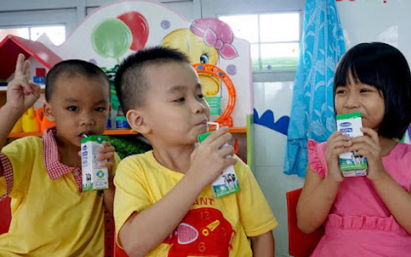 Những ngày đầu năm học mới thêm vui với các em học sinh vì được uống sữa với các bạn