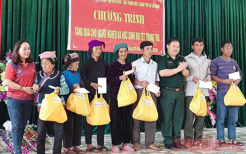 Đại diện đoàn công tác tặng quà các gia đình đồng bào Hà Nhì, xã Sín Thầu tích cực tham gia bảo vệ đường biên cột mốc.