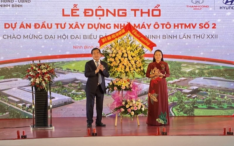 Lãnh đạo tỉnh Ninh Bình tặng hoa và chúc mừng lãnh đạo Tập đoàn Thành Công.