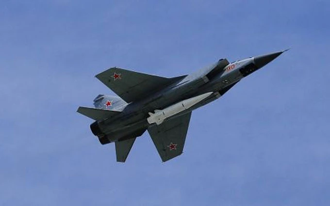 Máy bay chiến đấu MiG-31K mang tên lửa siêu thanh Dagger (Đoản kiếm).