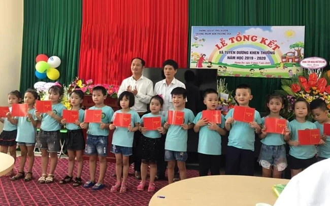 Trao giấy khen cho trẻ Trường mầm non Phượng Dực (xã Phượng Dực, huyện Phú Xuyên, Hà Nội) tại lễ tổng kết năm học 2019 - 2020.