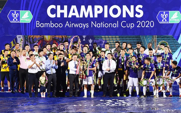 Các cầu thủ và ban huấn luyện Hà Nội FC nhận Cúp quốc gia 2020. Ảnh: TRẦN HẢI