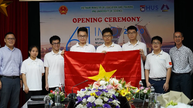 Các thành viên của Đội tuyển quốc gia Việt Nam dự thi Olympic Toán học 2020