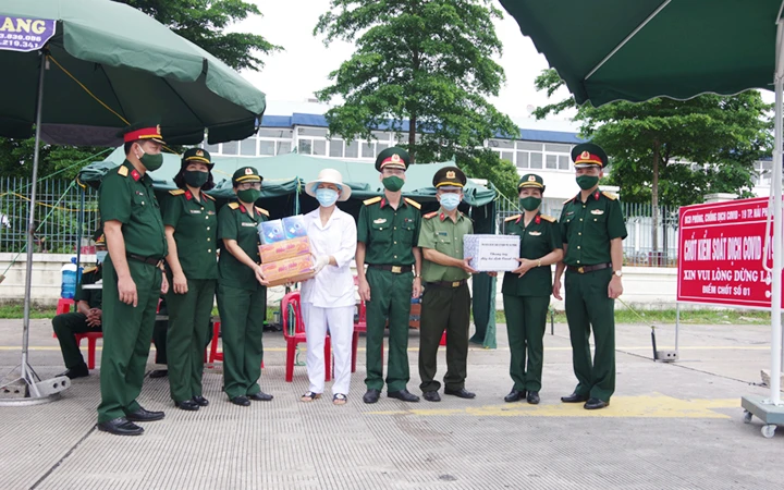 Đại diện Hội Phụ nữ Bộ Chỉ huy quân sự TP Hải Phòng tặng quà cán bộ chốt kiểm soát dịch bệnh trên quốc lộ 10.
