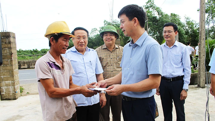Lãnh đạo tỉnh Quảng Trị thăm hỏi người dân bị thiệt hại do bão số 5 gây ra trên địa bàn huyện Hải Lăng. 