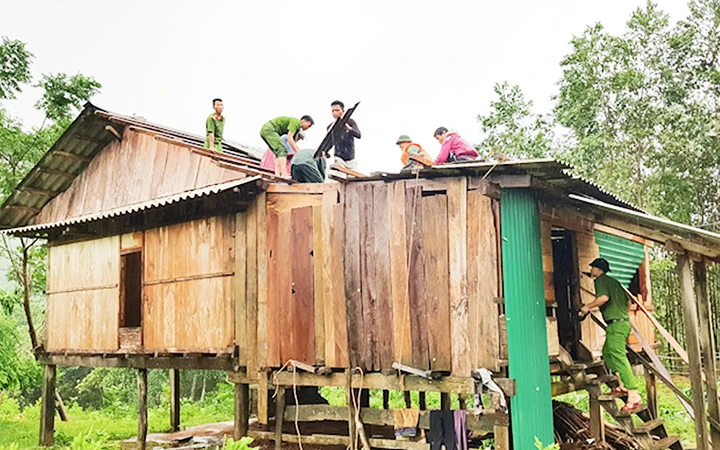Các lực lượng công an, bộ đội biên phòng giúp người dân huyện Minh Hóa (Quảng Bình) sửa chữa nhà hỏng do bão. Ảnh: TÙY PHONG