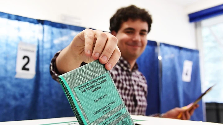 Một cử tri đi bỏ phiếu ở thành phố Puglia. Ảnh: REUTERS