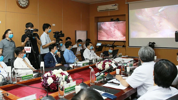 Các bác sĩ Bệnh viện Hữu nghị Việt Đức tư vấn phẫu thuật trực tuyến qua hệ thống mổ nội soi với công nghệ 3D Einstein Vision. 
